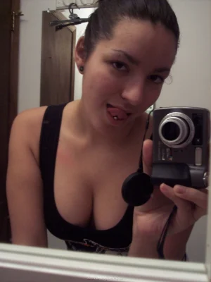 26-brunette-got-sexy-round-ass