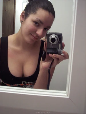 28-brunette-got-sexy-round-ass