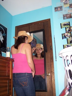 32-brunette-got-sexy-round-ass