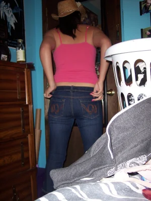 33-brunette-got-sexy-round-ass