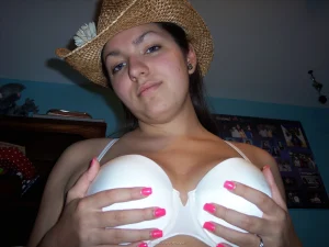 36-brunette-got-sexy-round-ass