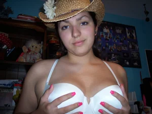 37-brunette-got-sexy-round-ass