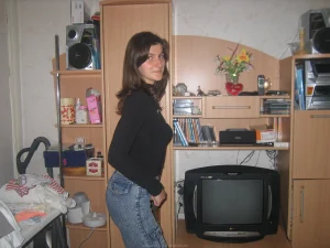 01-brunette-shows-her-boobies