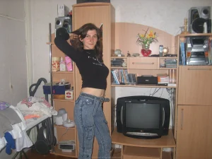 02-brunette-shows-her-boobies