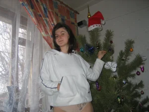 20-brunette-shows-her-boobies