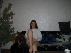 21-brunette-shows-her-boobies