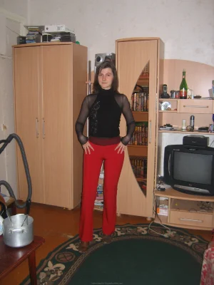 41-brunette-shows-her-boobies