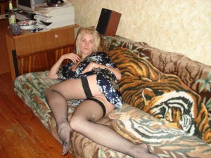 03-busty-blonde-girlfriend