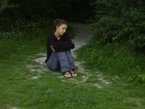 22-chick-in-forest-getting-nude