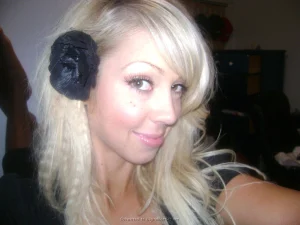 18-chick-loves-doing-photos-of-herself