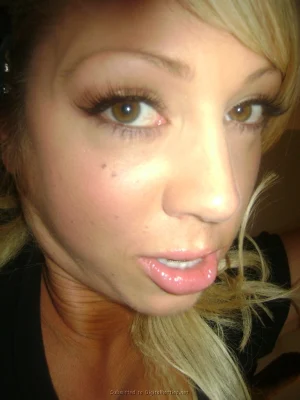 25-chick-loves-doing-photos-of-herself