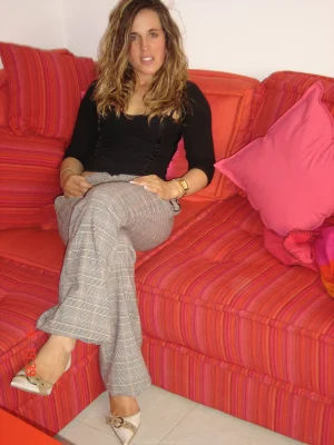 02-chick-shows-her-shaved-pussy