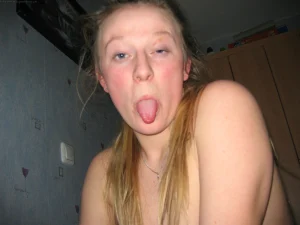 15-chick-shows-her-tits