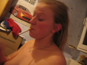 27-chick-shows-her-tits