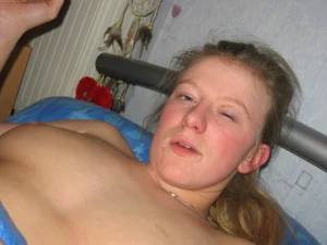 29-chick-shows-her-tits