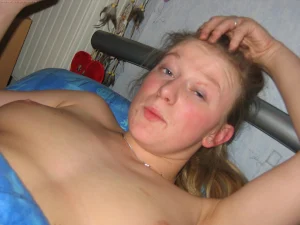 30-chick-shows-her-tits