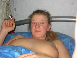 32-chick-shows-her-tits