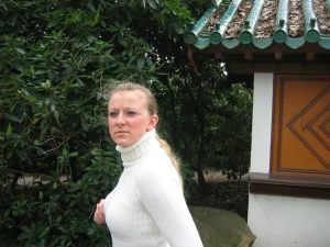 33-chick-shows-her-tits