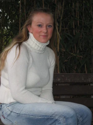 35-chick-shows-her-tits