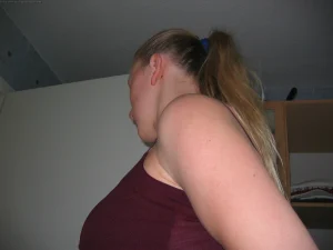 42-chick-shows-her-tits