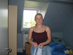 43-chick-shows-her-tits