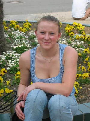 45-chick-shows-her-tits