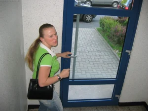 49-chick-shows-her-tits