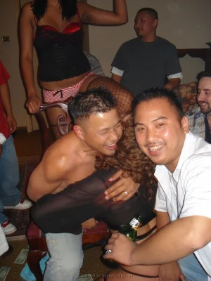 32-drunk-gfs-at-the-party