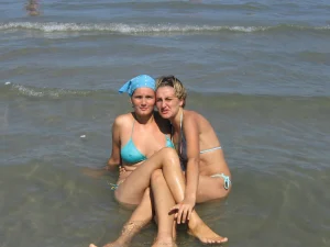 08-erotic-gfs-on-the-beach