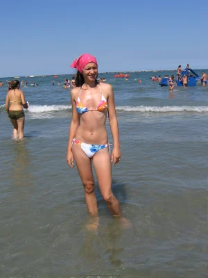 16-erotic-gfs-on-the-beach