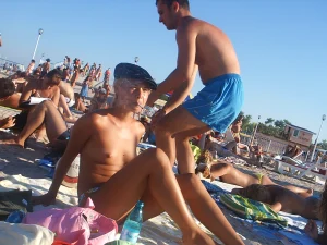 19-family-on-nude-beach