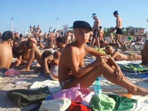 20-family-on-nude-beach