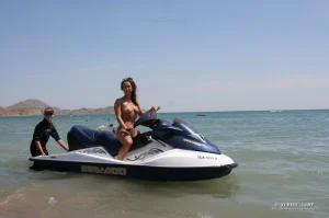 02-gf-adores-water-scooter