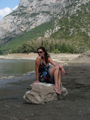 01-gf-shows-her-body