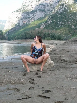 06-gf-shows-her-body