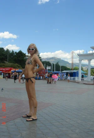 21-gf-shows-her-body