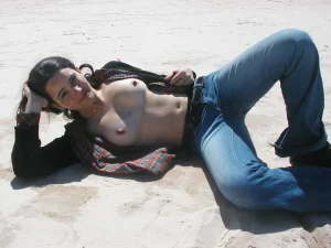 06-gf-shows-her-hairy-pussy