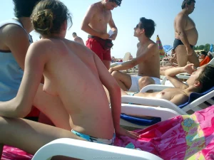 02-gfs-rest-on-the-beach-topless