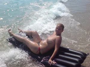 15-gfs-rest-on-the-beach-topless