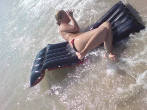 18-gfs-rest-on-the-beach-topless