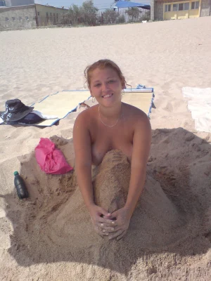 23-gfs-rest-on-the-beach-topless