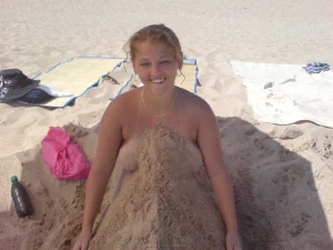 25-gfs-rest-on-the-beach-topless