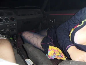 07-girl-likes-to-fuck-in-the-car