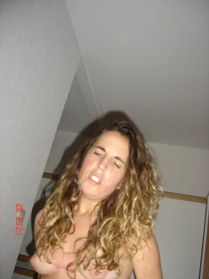 37-girlfriend-shows-her-shaved-pussy