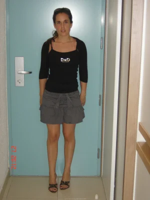 38-girlfriend-shows-her-shaved-pussy