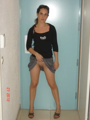 39-girlfriend-shows-her-shaved-pussy