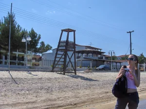 02-glamour-gf-wears-bikini