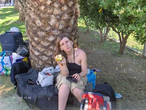 03-glamour-gf-wears-bikini