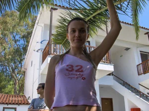 04-glamour-gf-wears-bikini