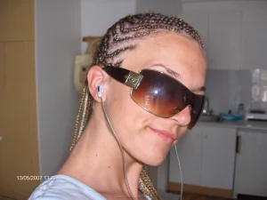 09-glamour-gf-wears-bikini